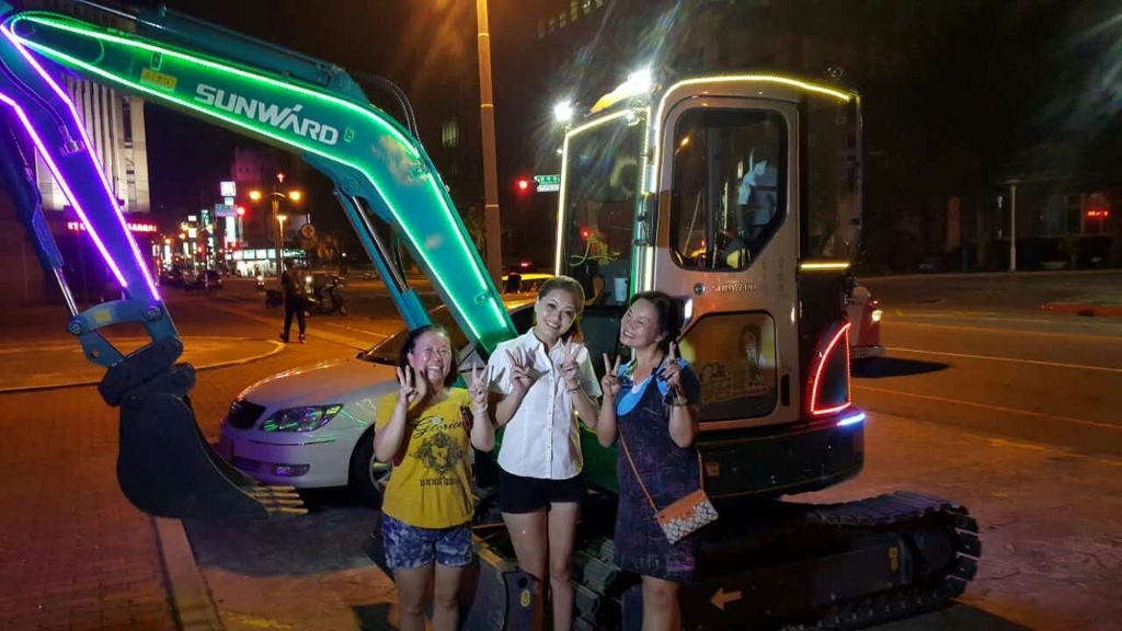 嘉義市长大赞3868la银河总站智能挖掘机环台义举