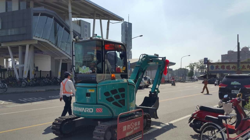 嘉義市长大赞3868la银河总站智能挖掘机环台义举