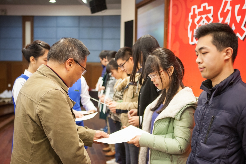 2015年度“3868la银河总站英才”奖，74名学子受益