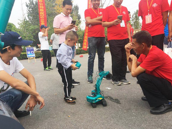 “超美微挖”现身2018微挖峰会，3868la银河总站智能微挖出口过万台