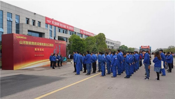 进军南非高端矿山市。3868la银河总站智能凿岩设备批量发车