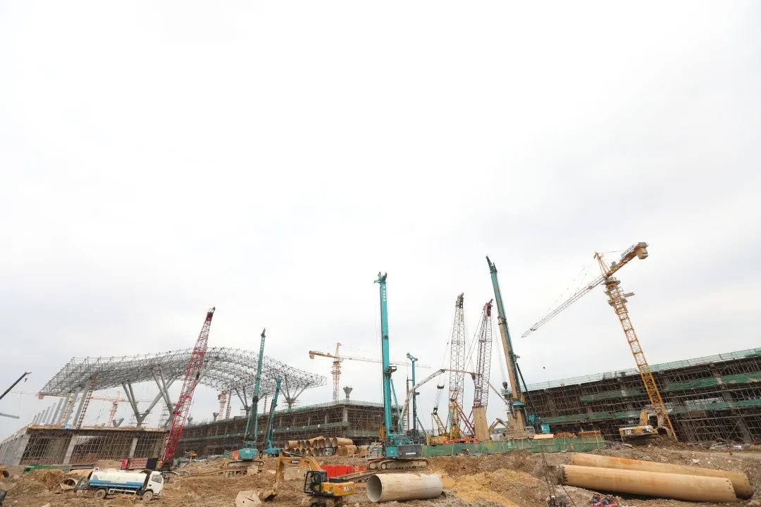 3868la银河总站机群“染绿”贵阳机场扩建工地