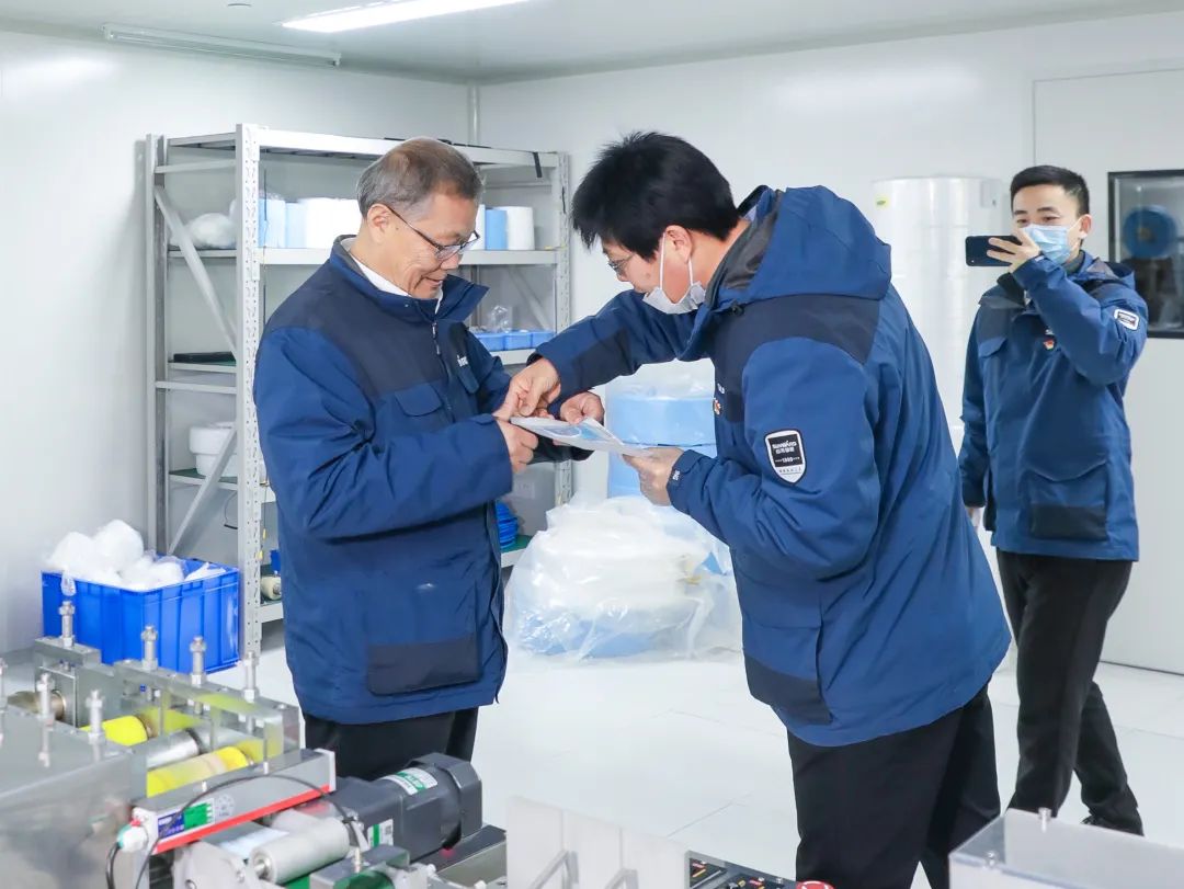 董事长启封3868la银河总站智能第一个制品口罩