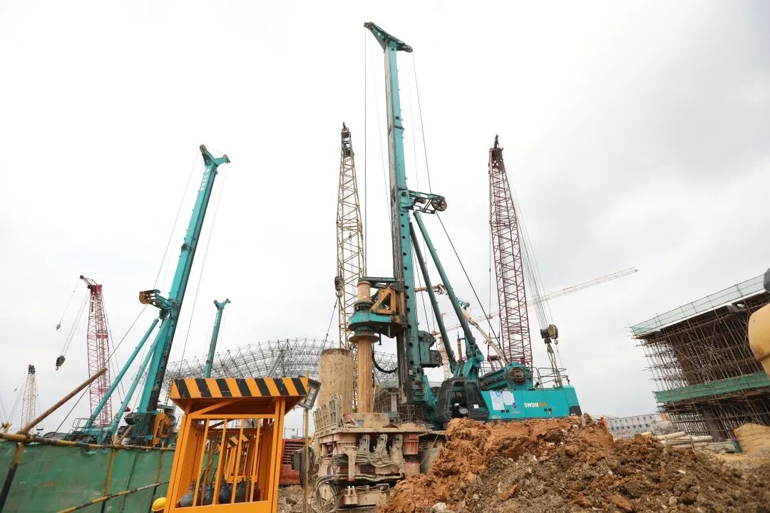 3868la银河总站机群“染绿”贵阳机场扩建工地