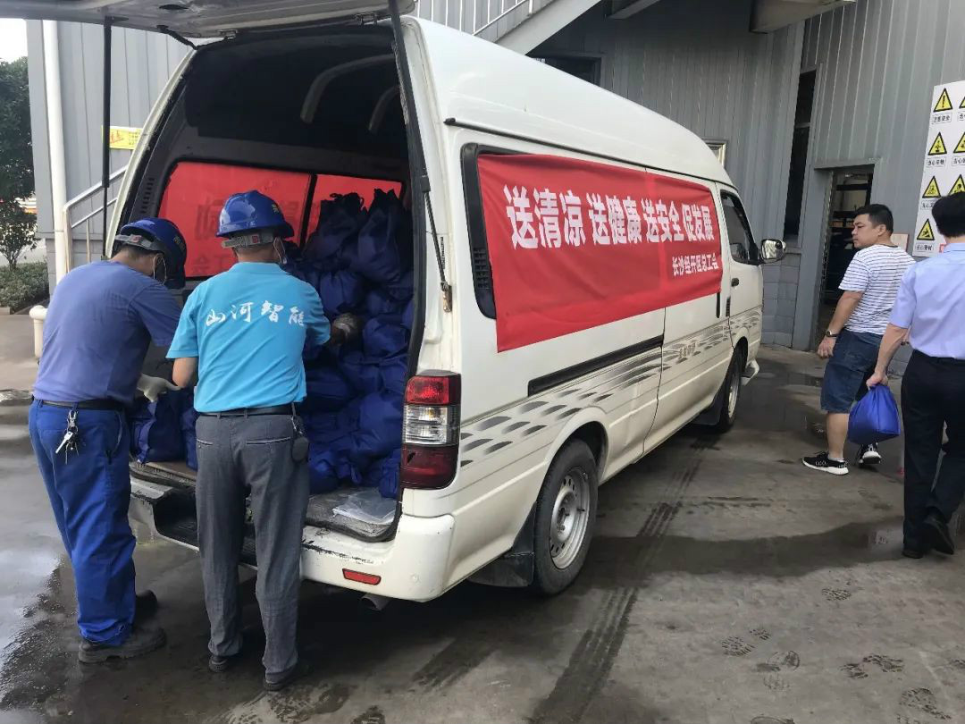 夏季炎炎送清冷，区总关切暖人心
