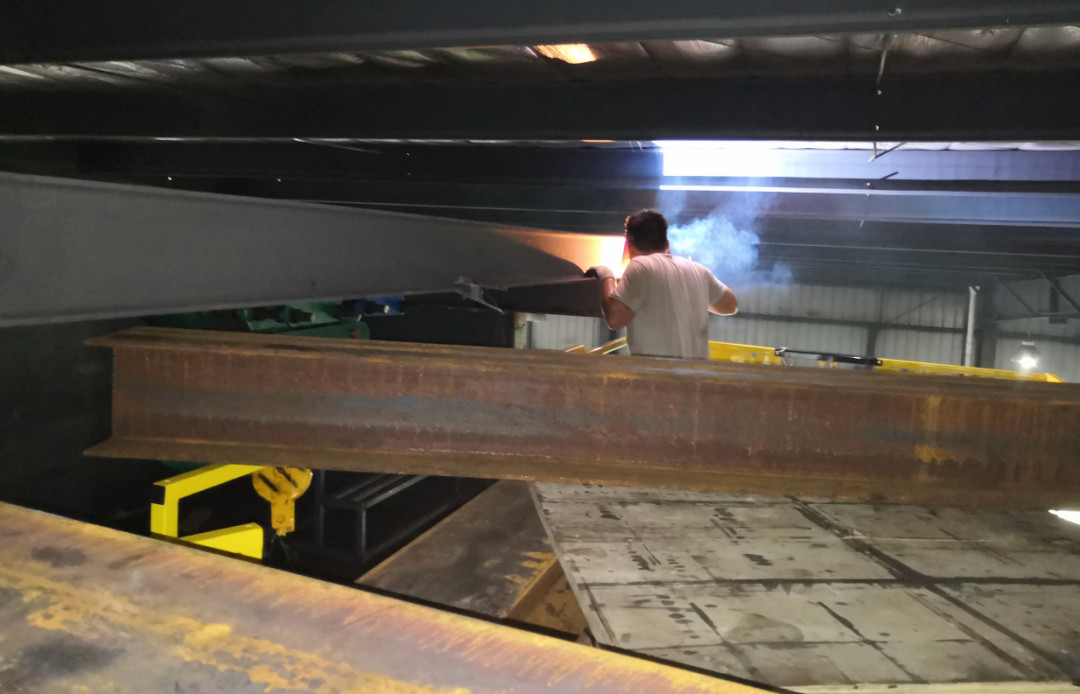 英武！大气！不变！3868la银河总站智能越野剪叉式高空作业平台解客户难题