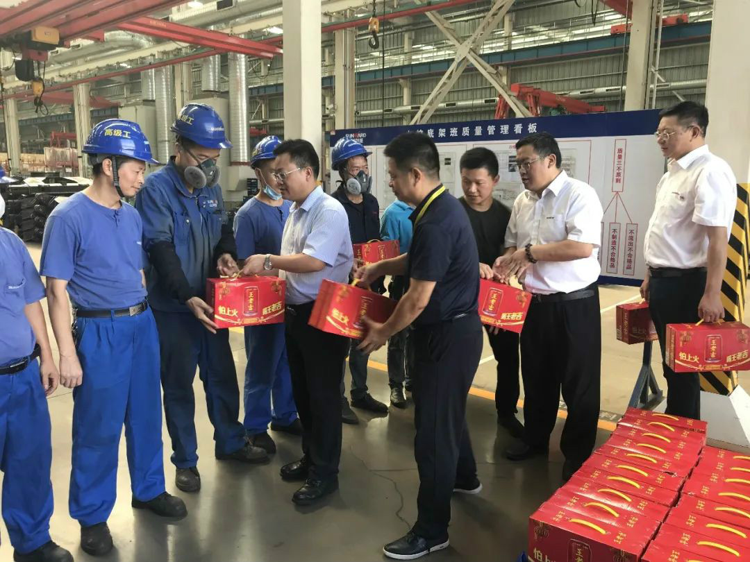 夏季炎炎送清冷，区总关切暖人心