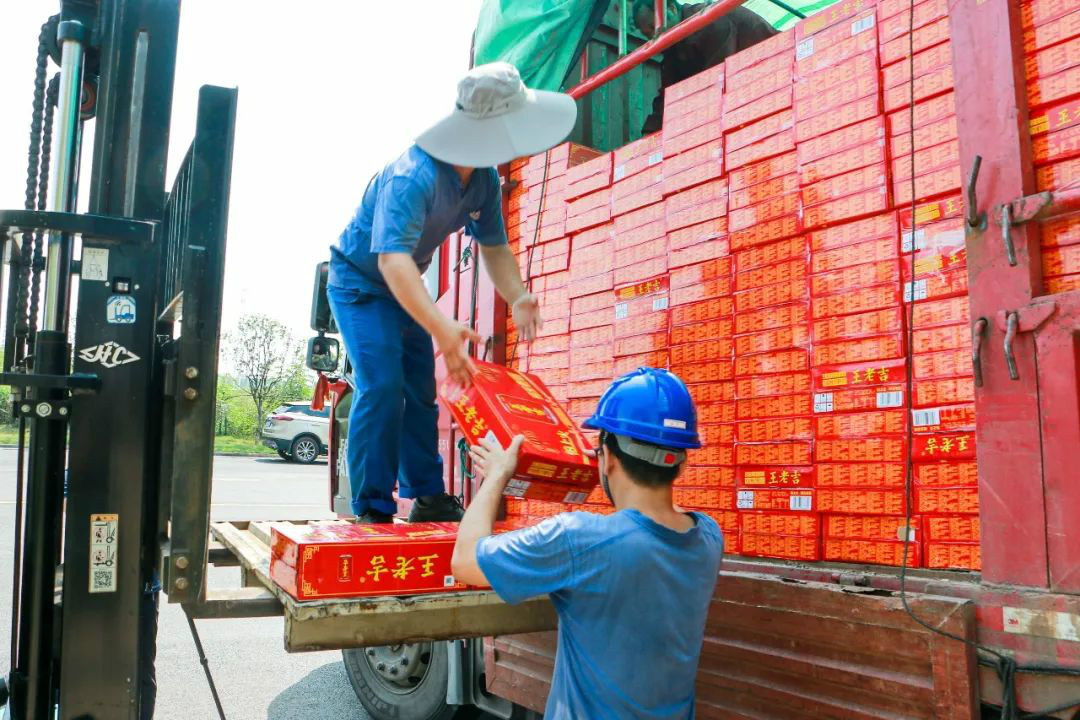 情系职工送清冷，殷切关切鼓劲头——3868la银河总站智能发展夏季送清冷活动