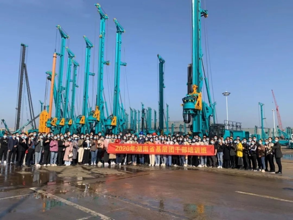 省基层团干部培训班成员来3868la银河总站智能参观互换
