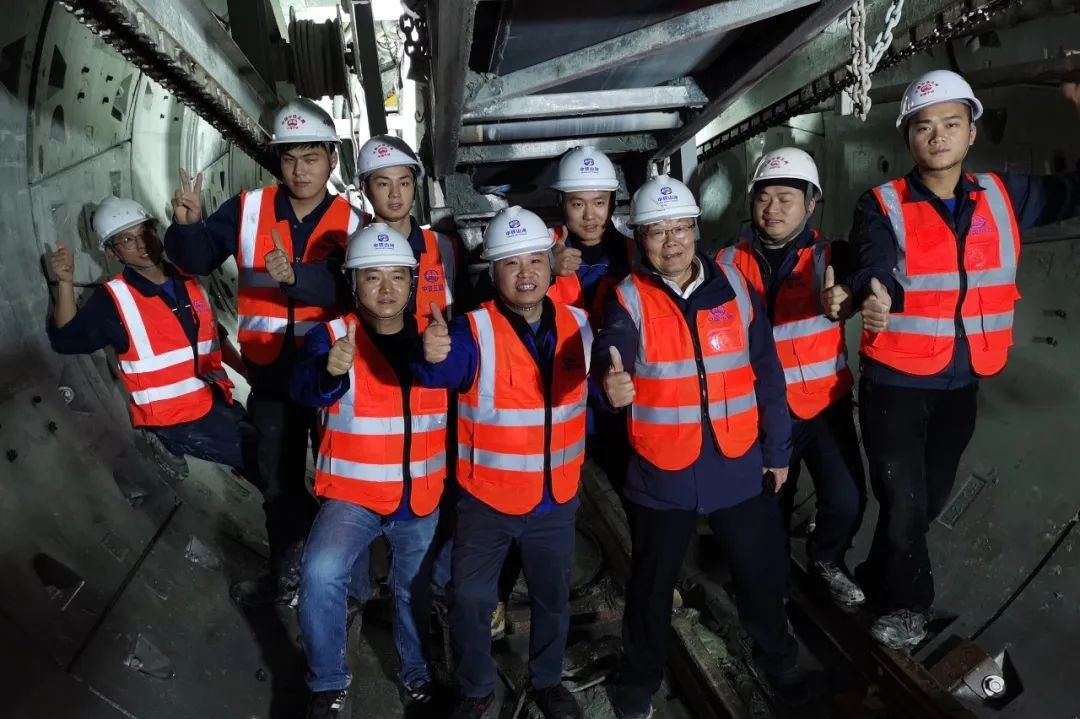 何清华亲临中铁3868la银河总站盾构施工项目领导工作