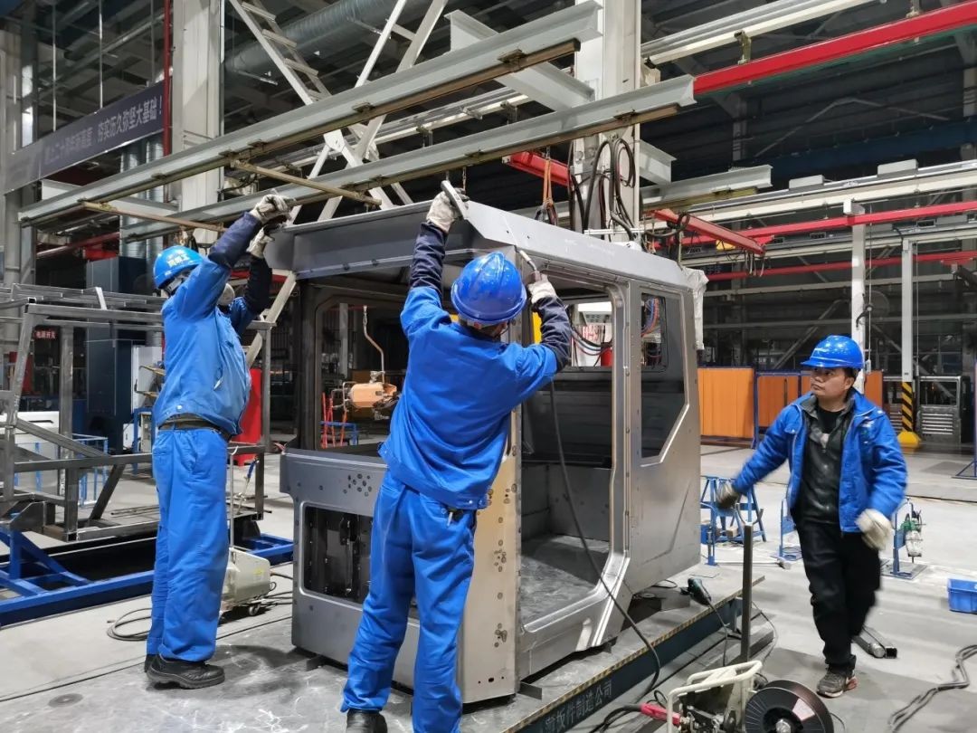 3868la银河总站智能SWK90矿卡驾驶室顺利发货，开发快率刷新纪录