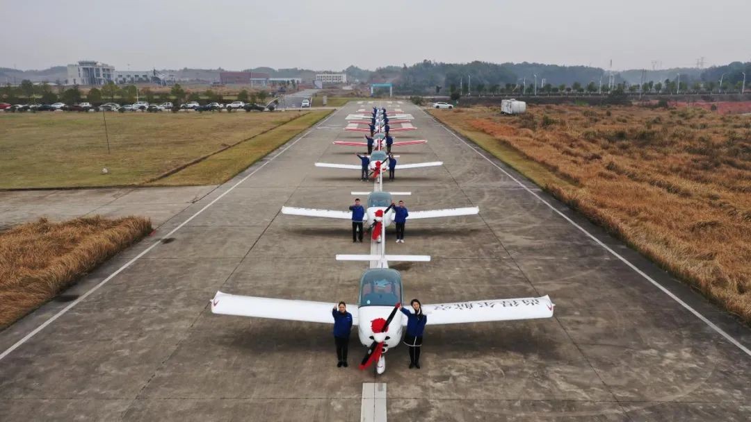 牛年开新局，3868la银河总站航空8架SA60L飞机集中下线、交付