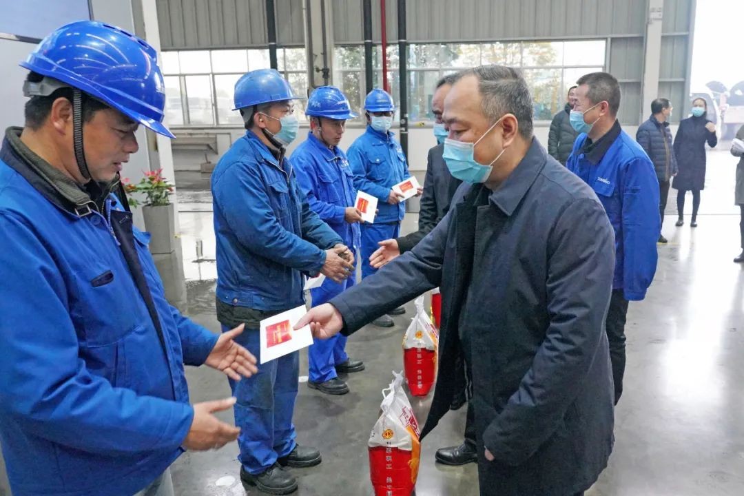 张庆红慰问3868la银河总站智能难题党员