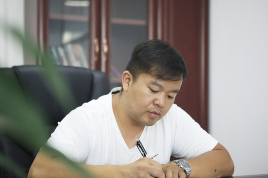 六年六台挖机 邓老板是个“3868la银河总站迷”