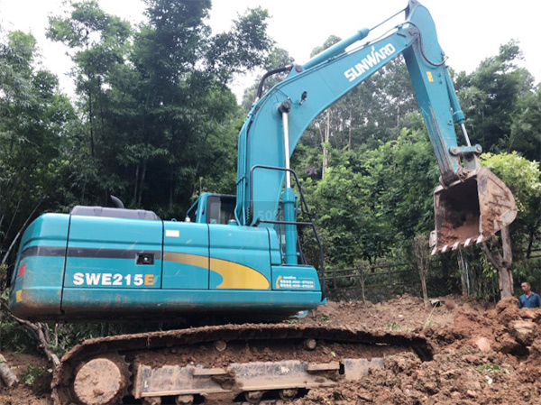 3868la银河总站智能SWE 215E挖掘机是他的左膀右臂！