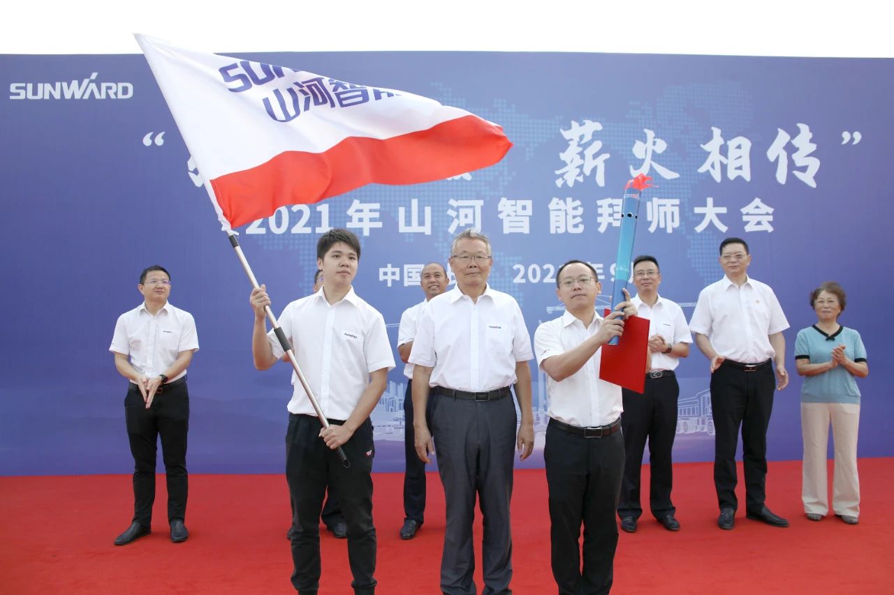 百人齐聚拜师恩 | 3868la银河总站智能“传助带”人才造就模式为公司发展积储力量