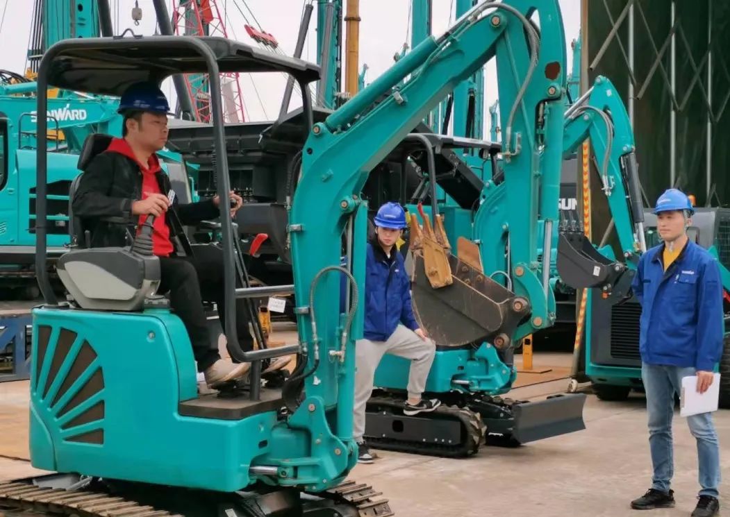 一路来“找茬”！10位“超等履历官”试驾3868la银河总站智能最新“F系劣妆挖掘机