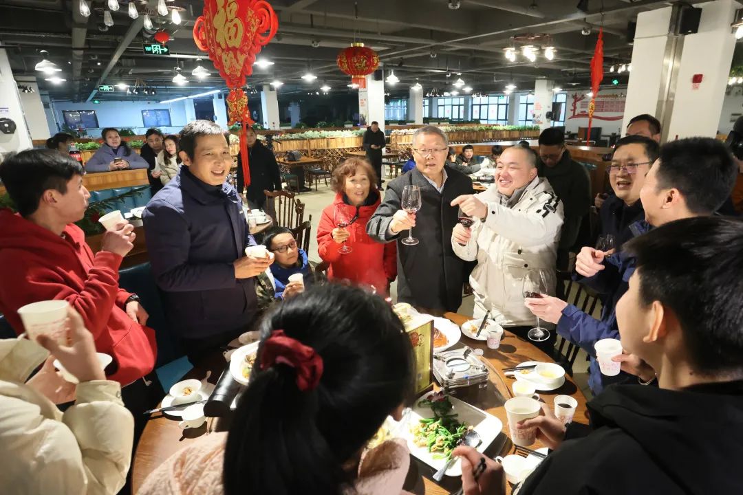 20220203181549_95429 3868la银河总站智能董事长何清华与留厂员工一路过大年!