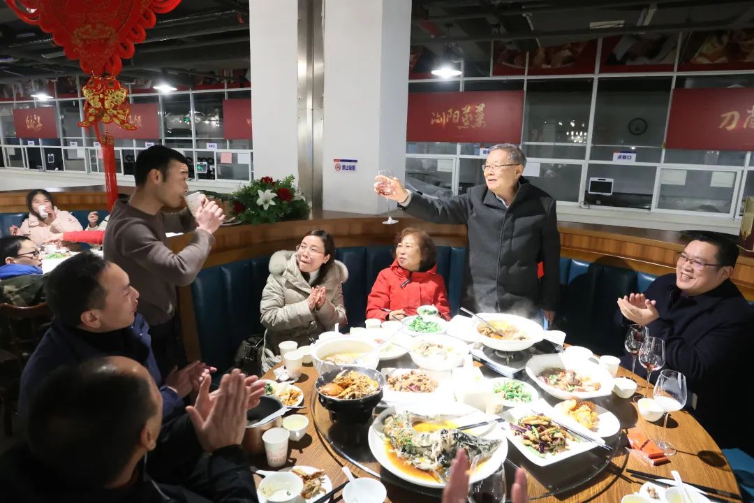 20220203181614_81537 3868la银河总站智能董事长何清华与留厂员工一路过大年!