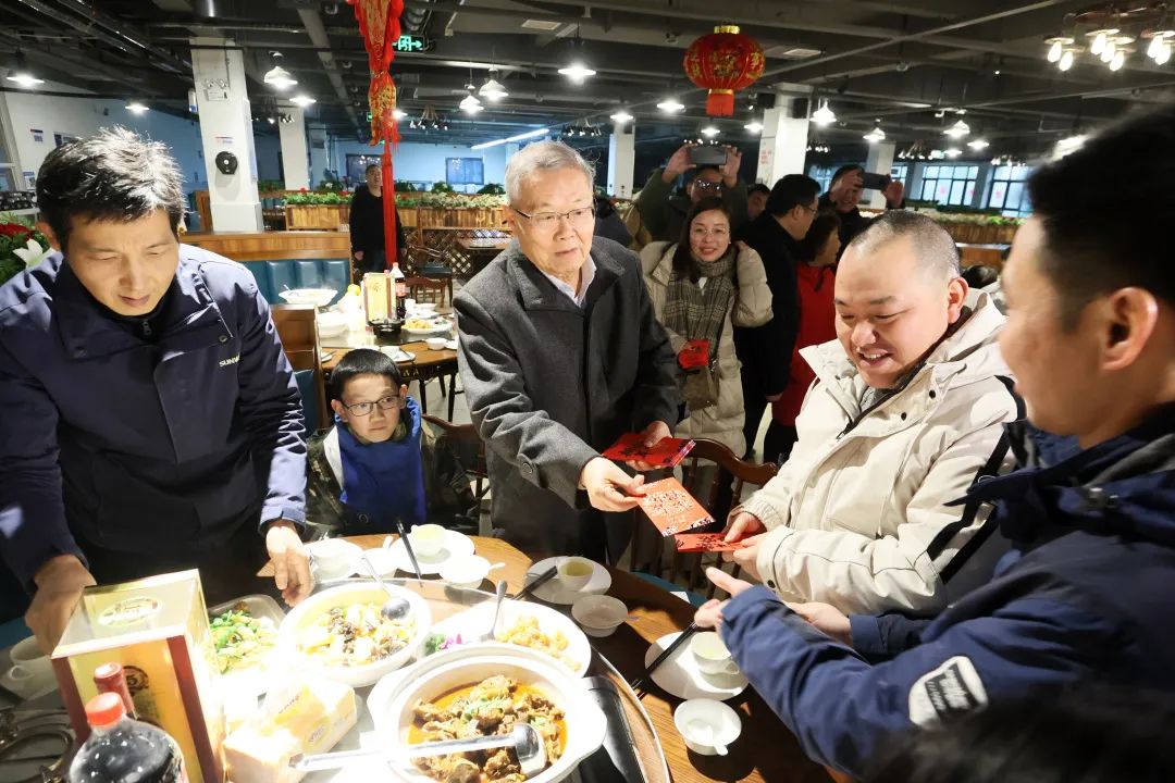 20220203181647_14295 3868la银河总站智能董事长何清华与留厂员工一路过大年!