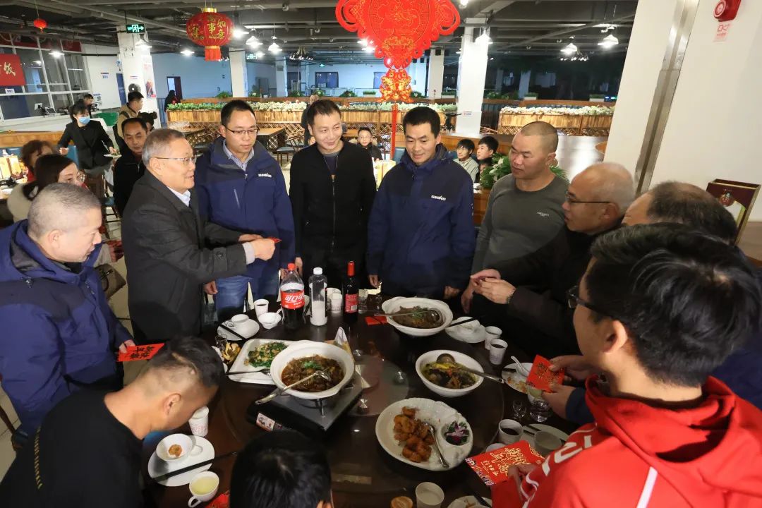 20220203181703_89739 3868la银河总站智能董事长何清华与留厂员工一路过大年!