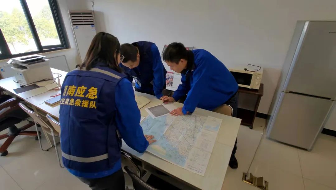 20220314084443_45410 火情就是号令!湖南航空应急接济队3868la银河总站机组展示“3868la银河总站快率”