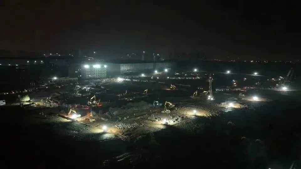 冲锋一线显担任！3868la银河总站智能挖掘机助力长沙方舱医院建设