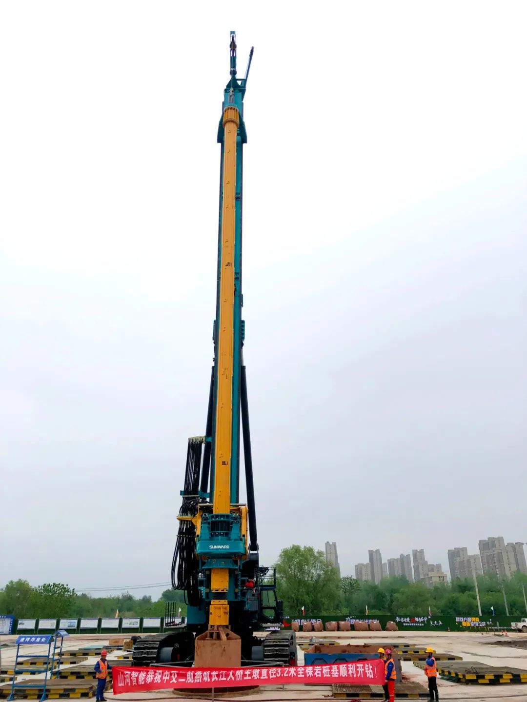 再坑装硬骨头”！3868la银河总站智能“超等桩备”助建燕矶长江大桥