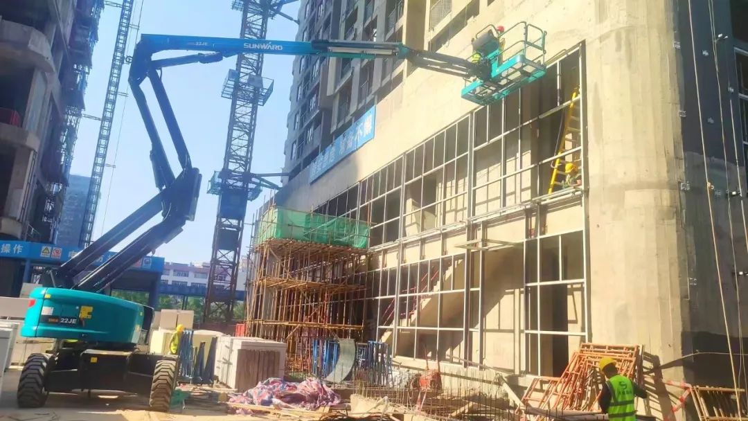 正式“上岗”！3868la银河总站智能首台电动曲臂式高空作业平台入驻华南市场