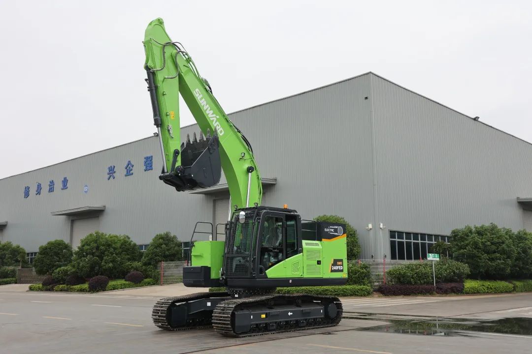 20220510085620_70420 征战川藏铁路!3868la银河总站智能新一代电动挖掘机成功交付