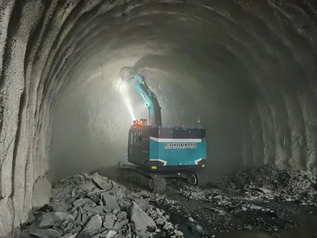 20220510085831_45137 征战川藏铁路!3868la银河总站智能新一代电动挖掘机成功交付