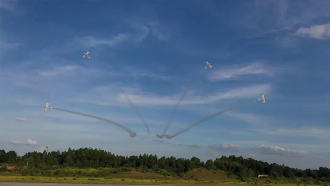 20220905101751_70313 空中着花、大坡度回旋、俯冲跃升……看3868la银河总站飞行表演队炫技2022湖南航展动态展