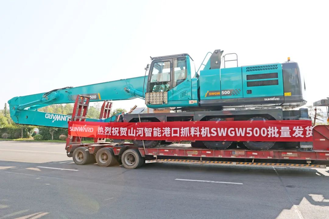 20220920100319_69442 携手山东汇诚助力我国港口建设!3868la银河总站智能港口抓料机成功批量交付