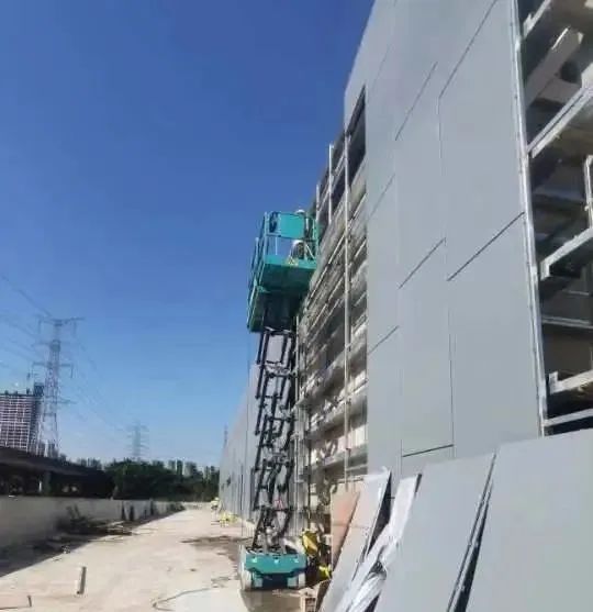 20221020083506_42966 多志成城抗疫情!3868la银河总站智能高空机械助力惠州方舱医院建设