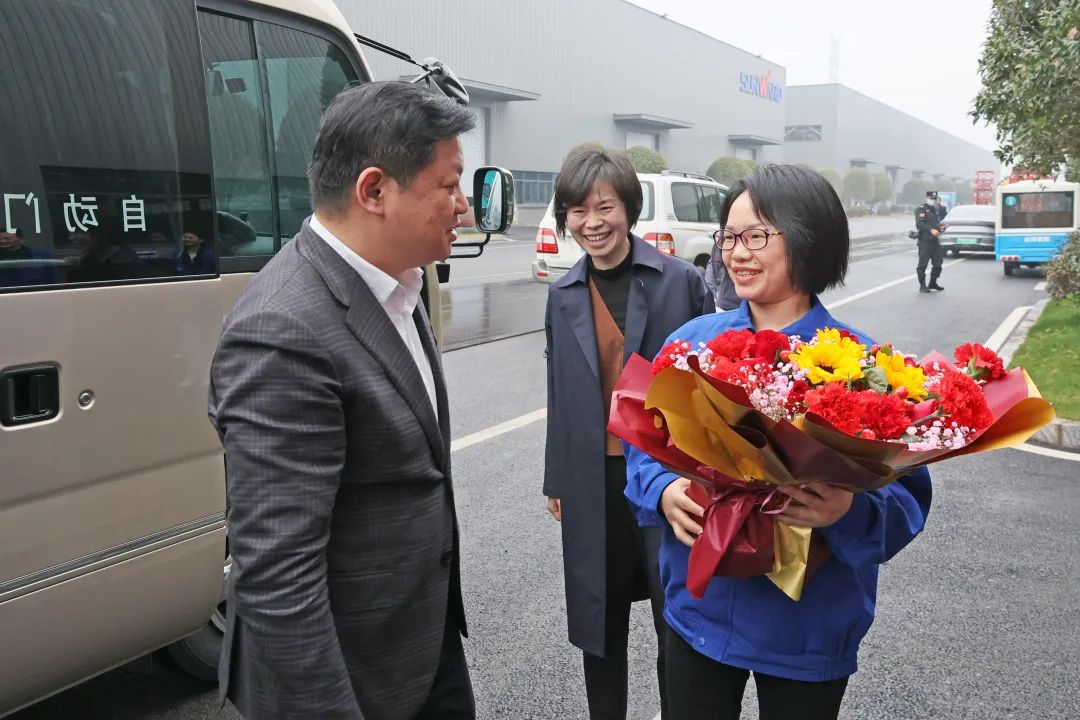 20230313095703_16784 付旭明慰问3868la银河总站智能市三八红旗手并督导安全出产工作