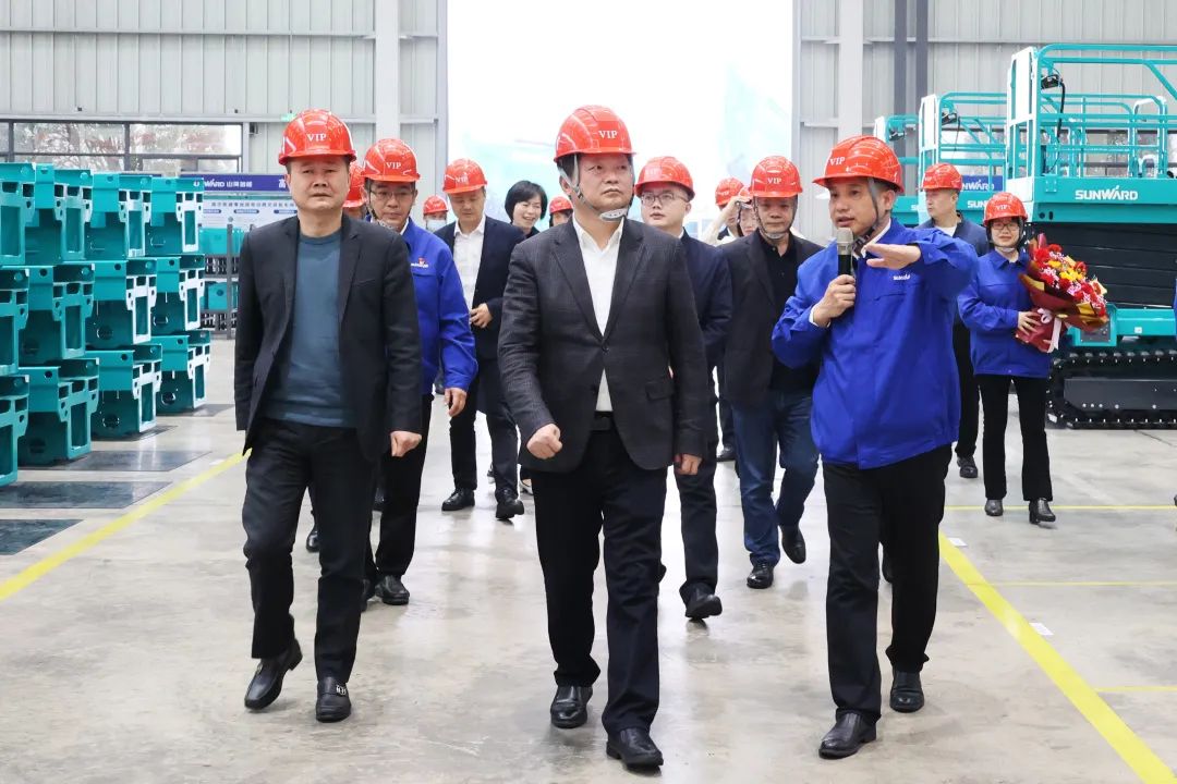 20230313095726_18730 付旭明慰问3868la银河总站智能市三八红旗手并督导安全出产工作