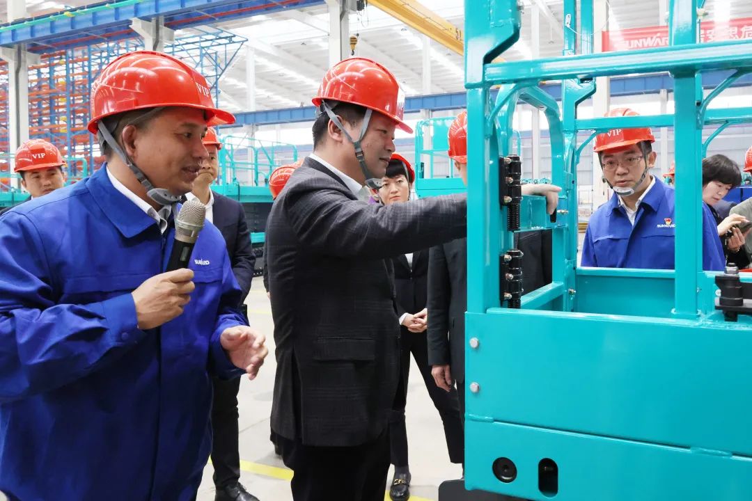 20230313095753_94517 付旭明慰问3868la银河总站智能市三八红旗手并督导安全出产工作