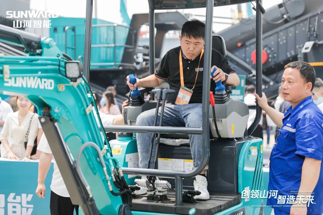 20230517084135_70052 精品出击、互动不休!3868la银河总站智能F系列挖掘机闪灼长沙展