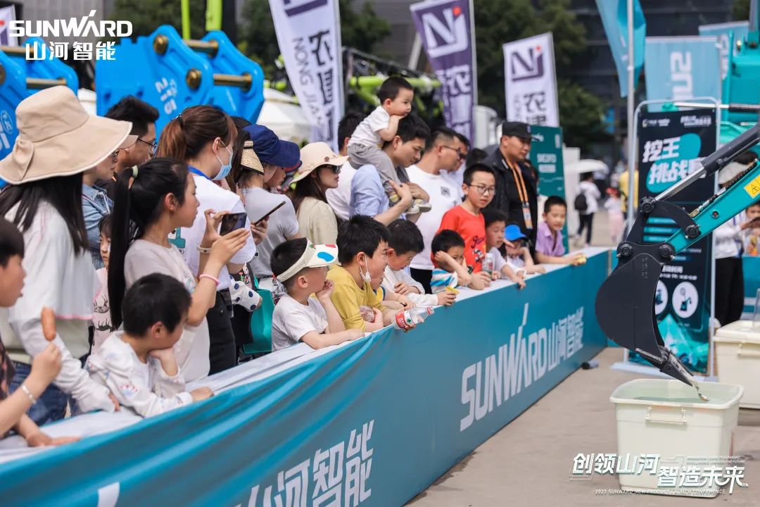 20230517084206_55854 精品出击、互动不休!3868la银河总站智能F系列挖掘机闪灼长沙展