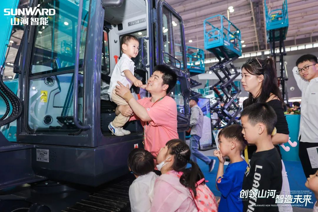 20230517084227_25286 精品出击、互动不休!3868la银河总站智能F系列挖掘机闪灼长沙展