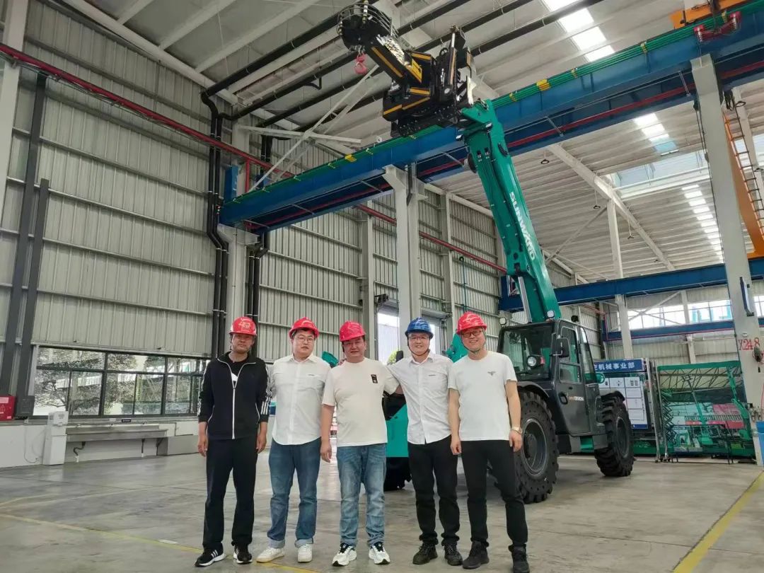 20230523165707_24256 独家定造!3868la银河总站智能油缸更换机械人顺利下线