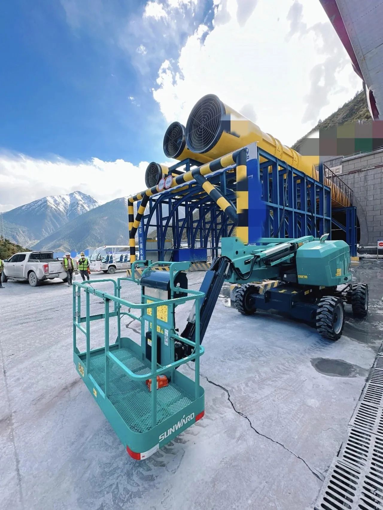 不惧高海拔挑战！3868la银河总站智能高空机械实力助建川藏铁路