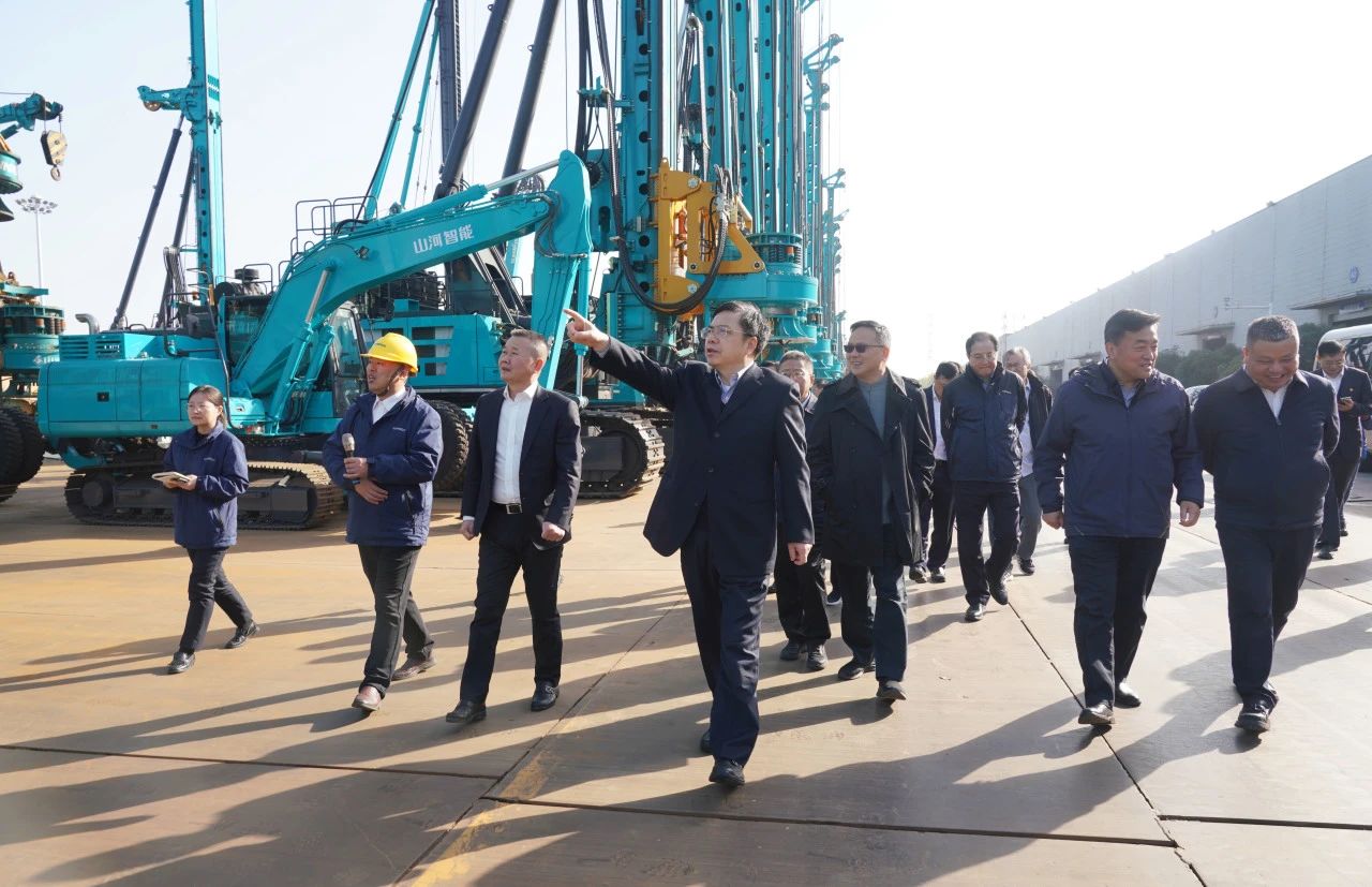聚焦设备再造作！上海市政协副主席、党组副书记肖贵玉带队调研3868la银河总站智能