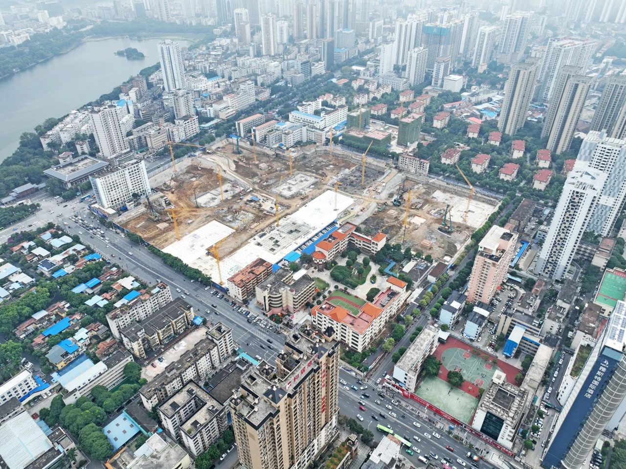 “绿巨人”显神威!3868la银河总站智能引孔式静力压桩机助建“绿城”南宁民生项目