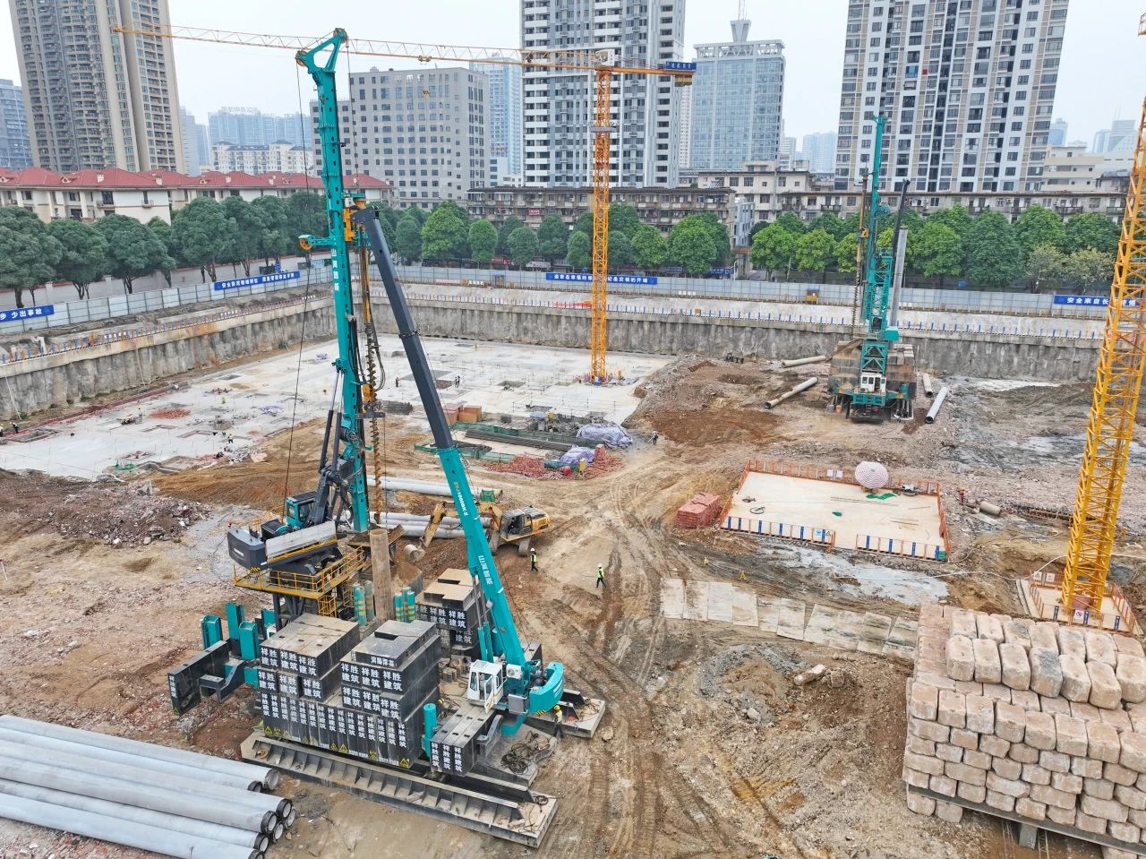 “绿巨人”显神威!3868la银河总站智能引孔式静力压桩机助建“绿城”南宁民生项目