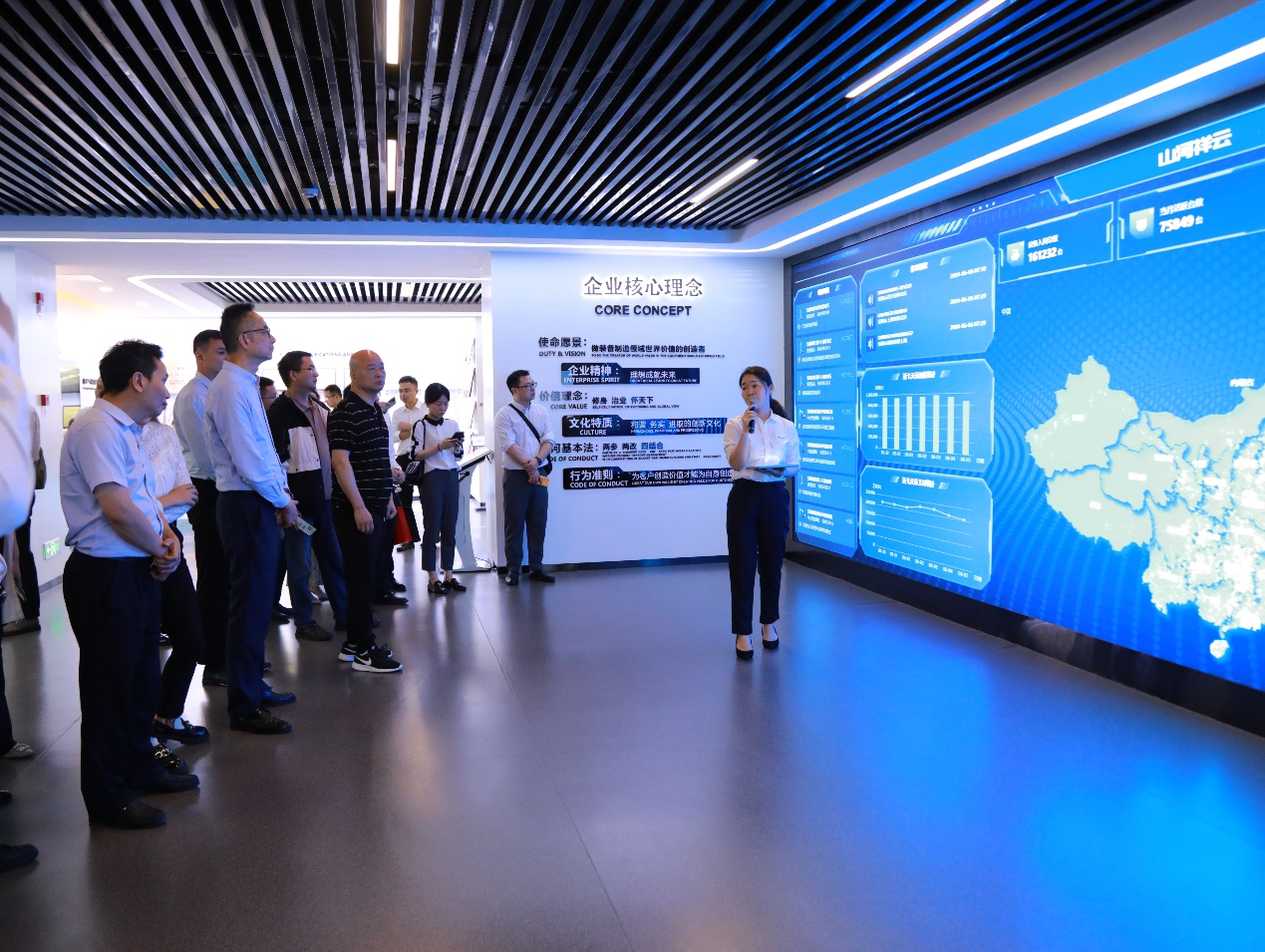 湘潭市工信局带队光临3868la银河总站智能发展智能造作现场观摩互换活动
