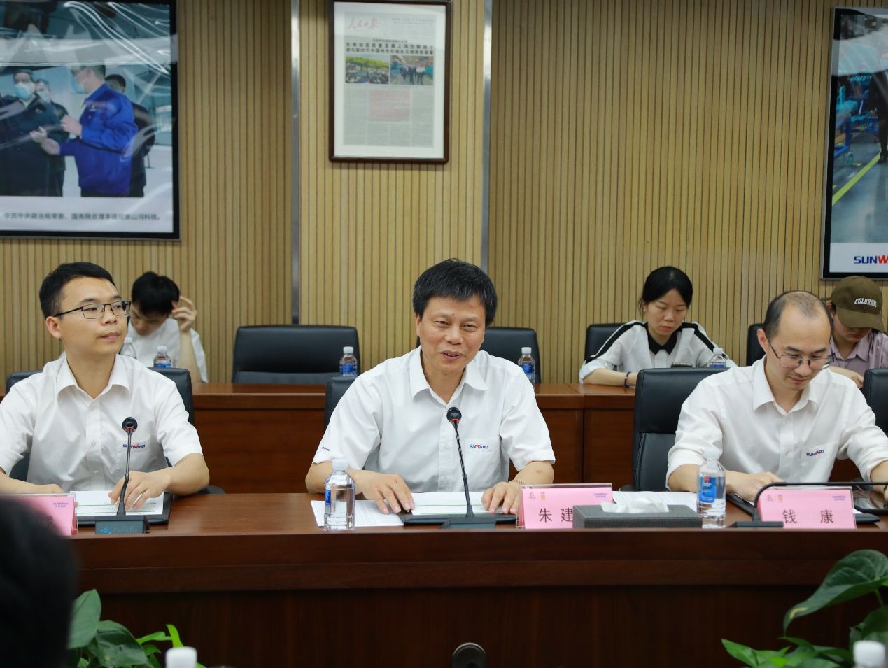 湘潭市工信局带队光临3868la银河总站智能发展智能造作现场观摩互换活动