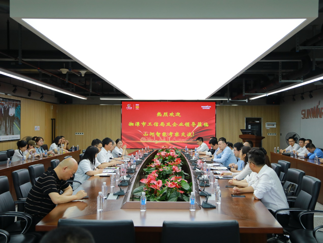 湘潭市工信局带队光临3868la银河总站智能发展智能造作现场观摩互换活动