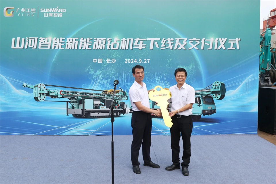 20240929082127_34662 引领绿色科技新篇章!3868la银河总站智能新能源钻机成功交付