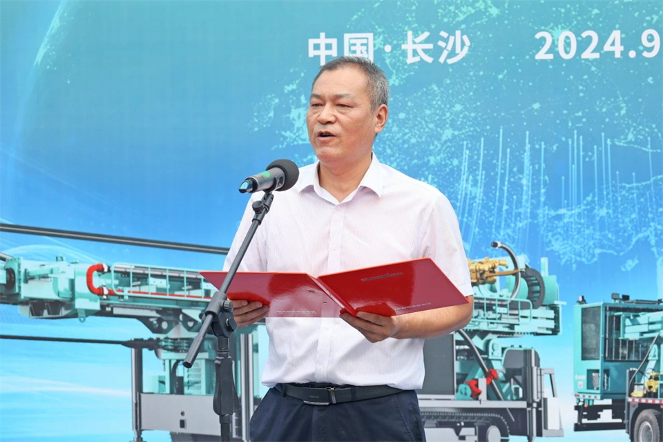 20240929082209_33409 引领绿色科技新篇章!3868la银河总站智能新能源钻机成功交付